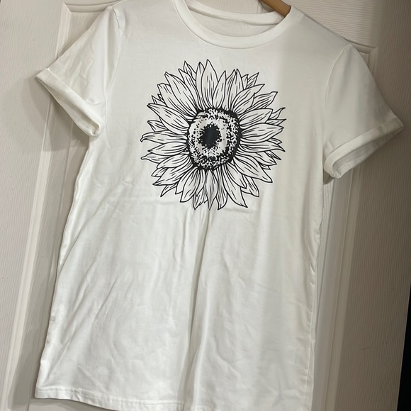 Tops - Sunflower Women’s T-shirt Size Small